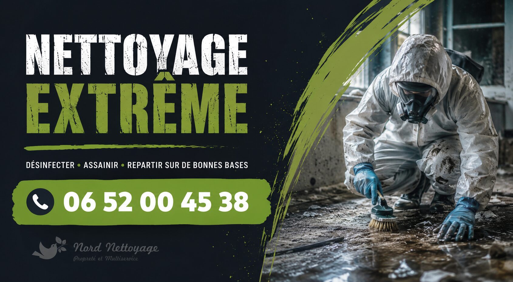 Équipe spécialisée en nettoyage extrême à Tignes intervenant dans un logement très dégradé pour une remise en état complète.