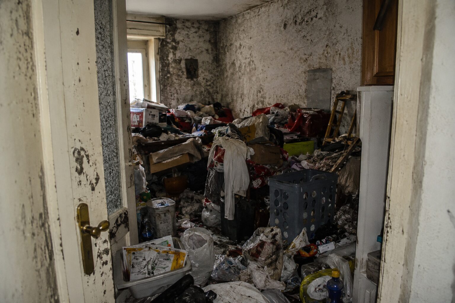 Logement très dégradé illustrant une situation d’incurie extrême nécessitant une anamnèse avant et après intervention