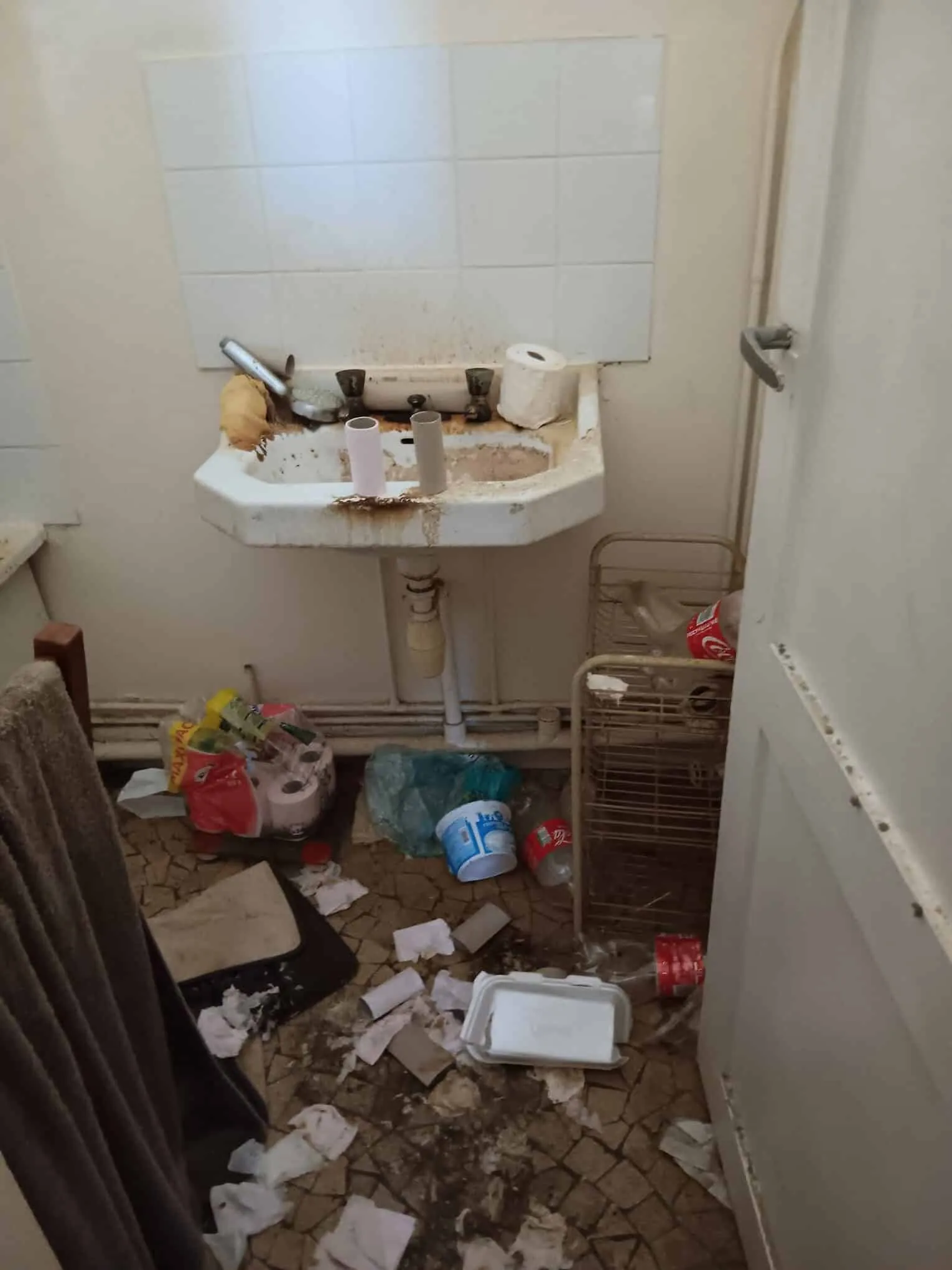 Int&eacute;rieur d'un logement tr&egrave;s d&eacute;grad&eacute; et encombr&eacute;, n&eacute;cessitant un nettoyage approfondi