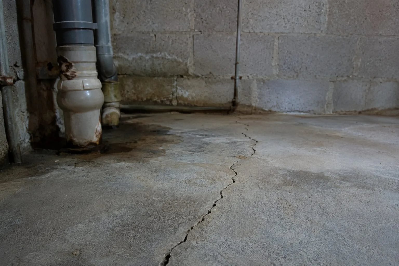Comment traiter les remontées d’odeurs par les fissures du sol cave vide sanitaire ?
