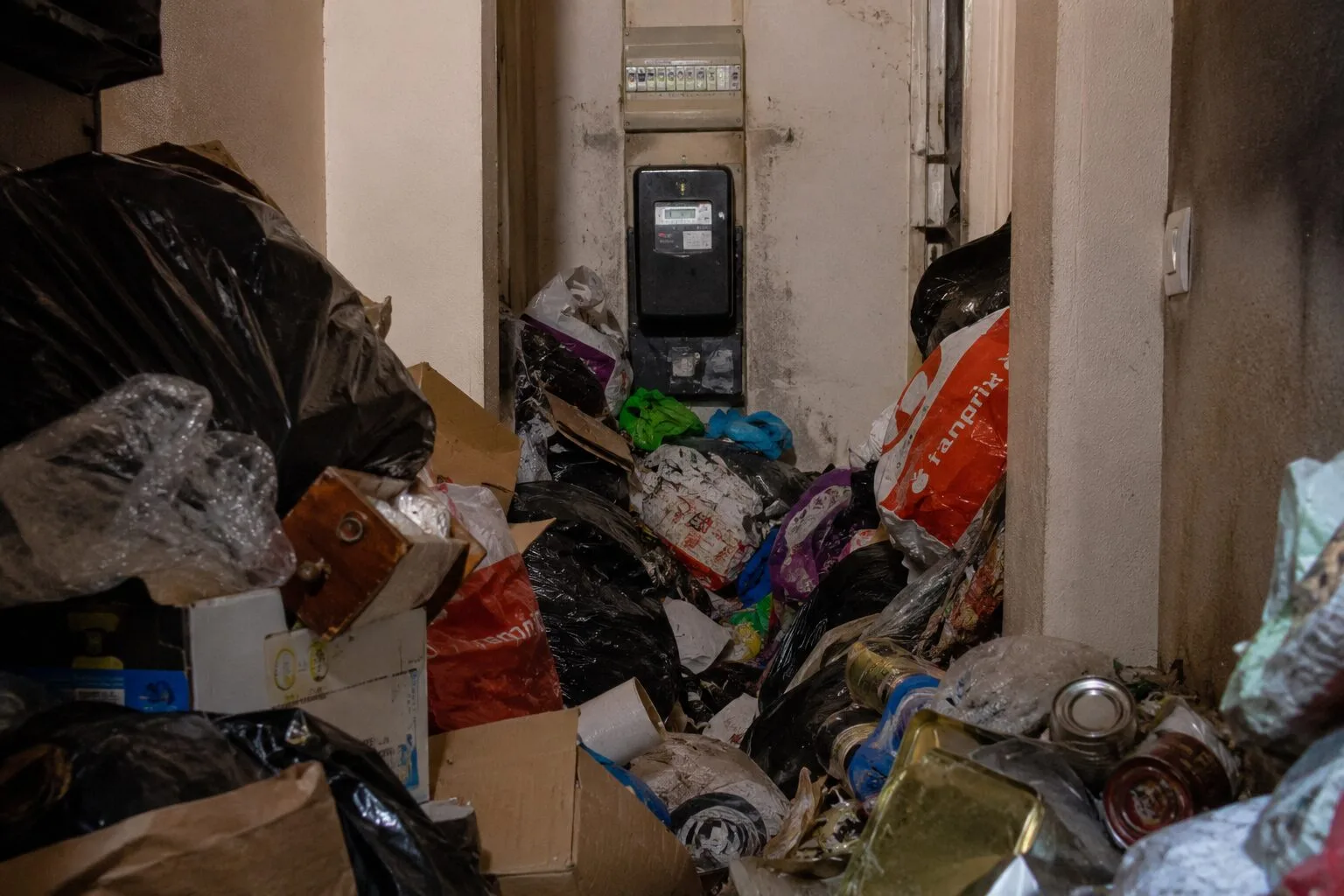 Comment nettoyer un logement dont le compteur électrique est inaccessible sous les déchets ?