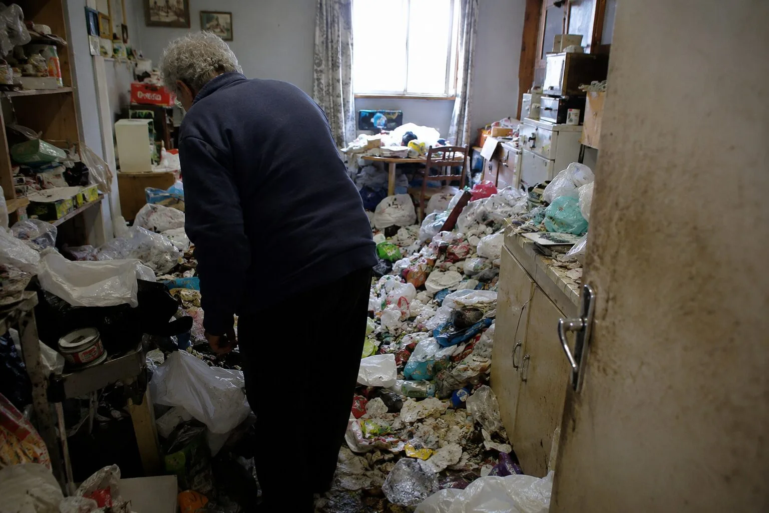 Reconnaître le syndrome de Diogène chez un proche accumulateur