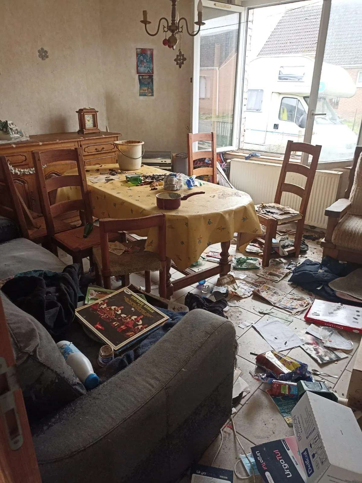Maison Sale et Encombrée : Par Où Commencer ?