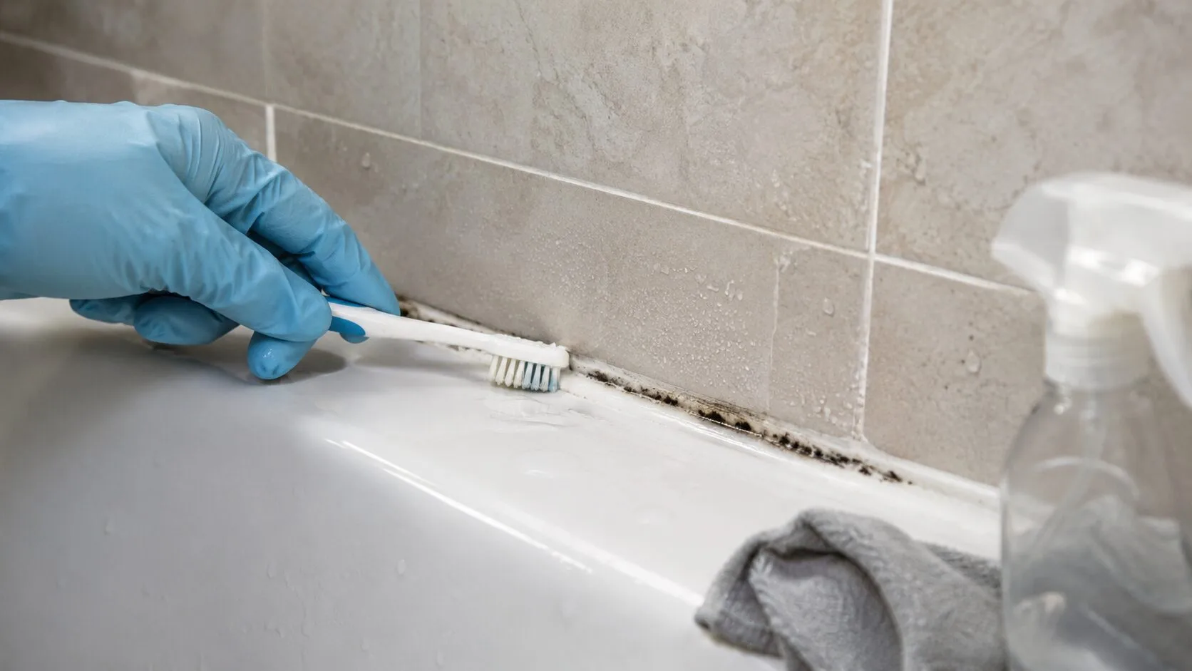 Comment retirer des taches noires de moisissures sur silicone sans remplacer les joints ?