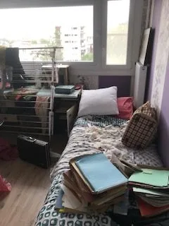 Pourquoi est il recommandé aux proches de ne pas rentrer dans un logement après la découverte d’un corps par les autorités ?