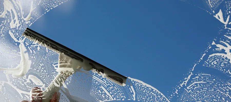 Pourquoi le nettoyage des vitres est si délicat ?
