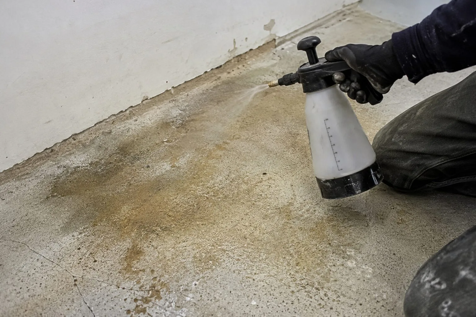 Comment gérer les odeurs d’urine dans une chape béton sans tout casser ?