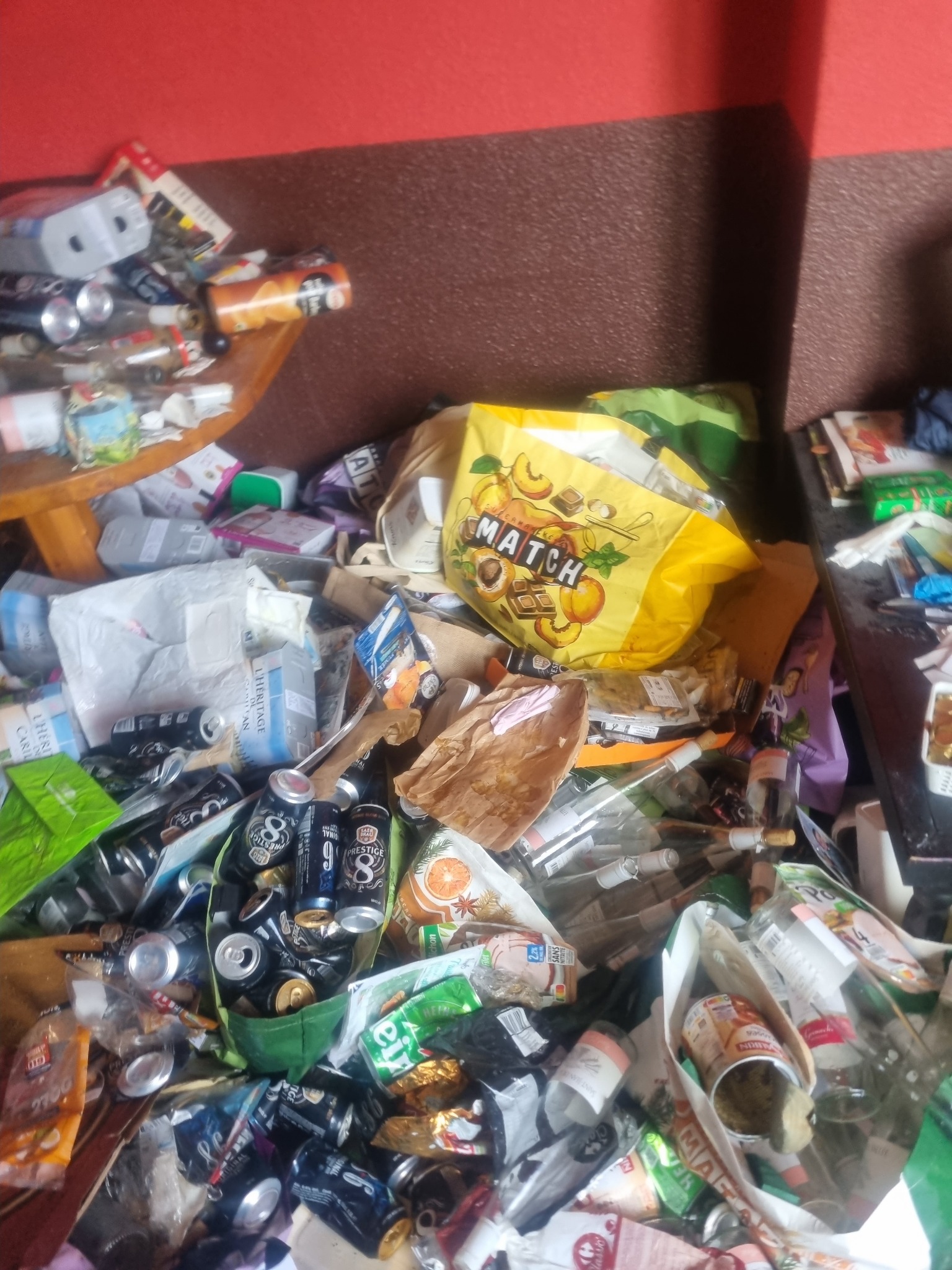 Logement fortement encombré de déchets après un syndrome de Diogène
