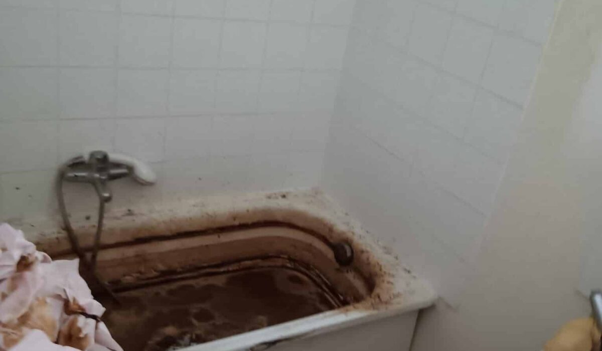 salle de bain excrément