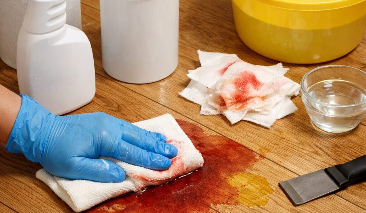 Nettoyage de fluides corporels sur parquet avec chiffon absorbant sans propagation entre les lames