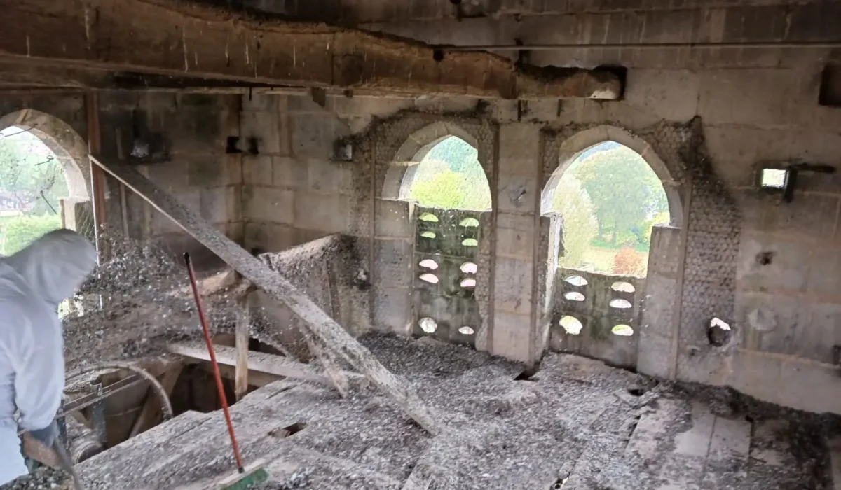 nettoyage des fientes de pigeons dans les églises