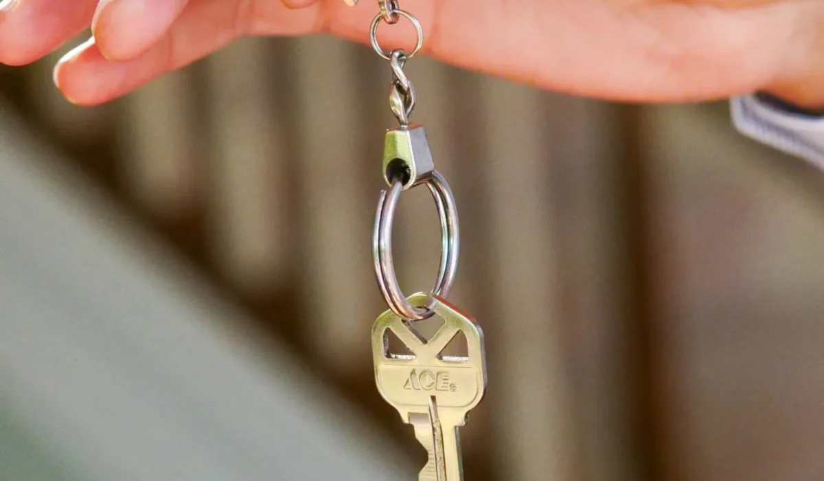 En cas de refus de succession par les héritiers, qui doit récupérer les clés du logement du défunt ?