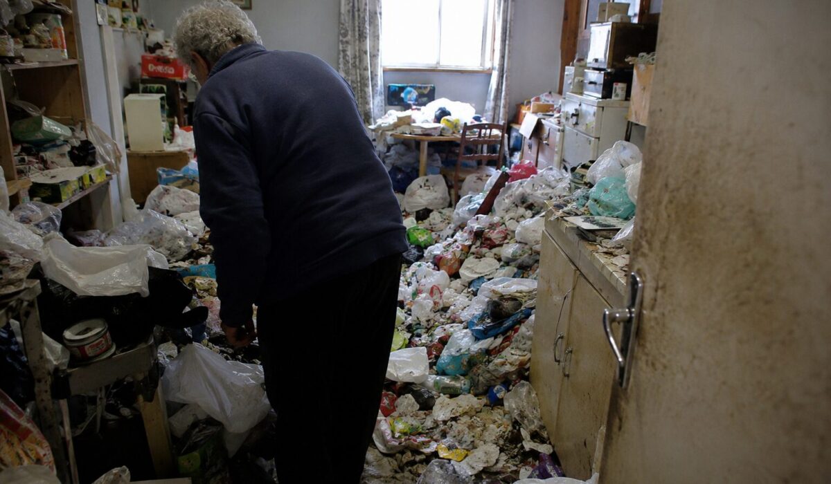 Logement très encombré et insalubre illustrant un cas de syndrome de Diogène