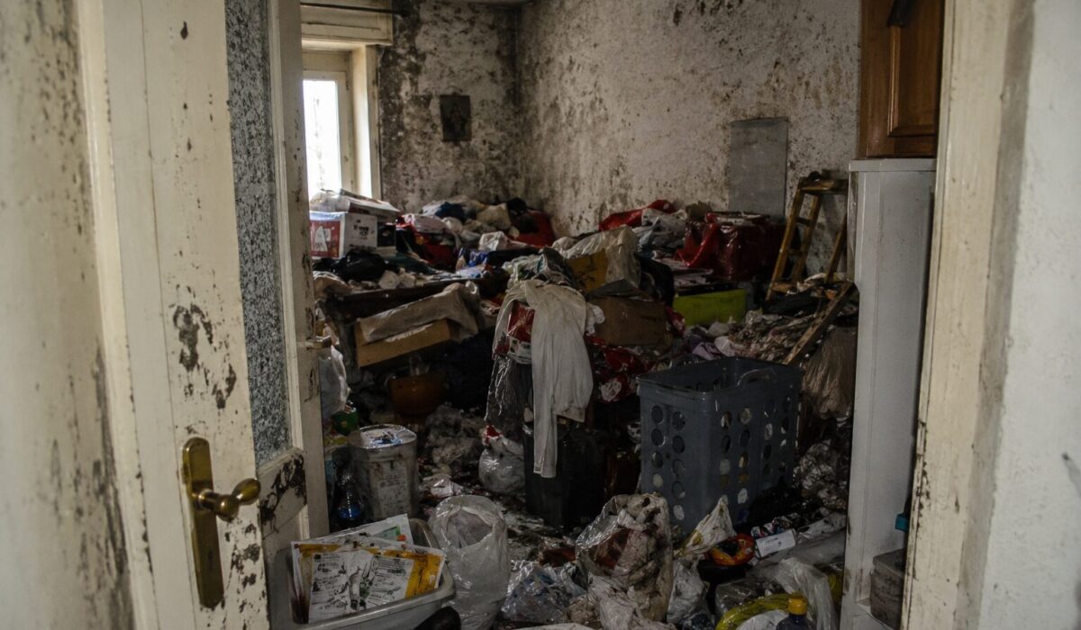 Logement très dégradé illustrant une situation d’incurie extrême nécessitant une anamnèse avant et après intervention