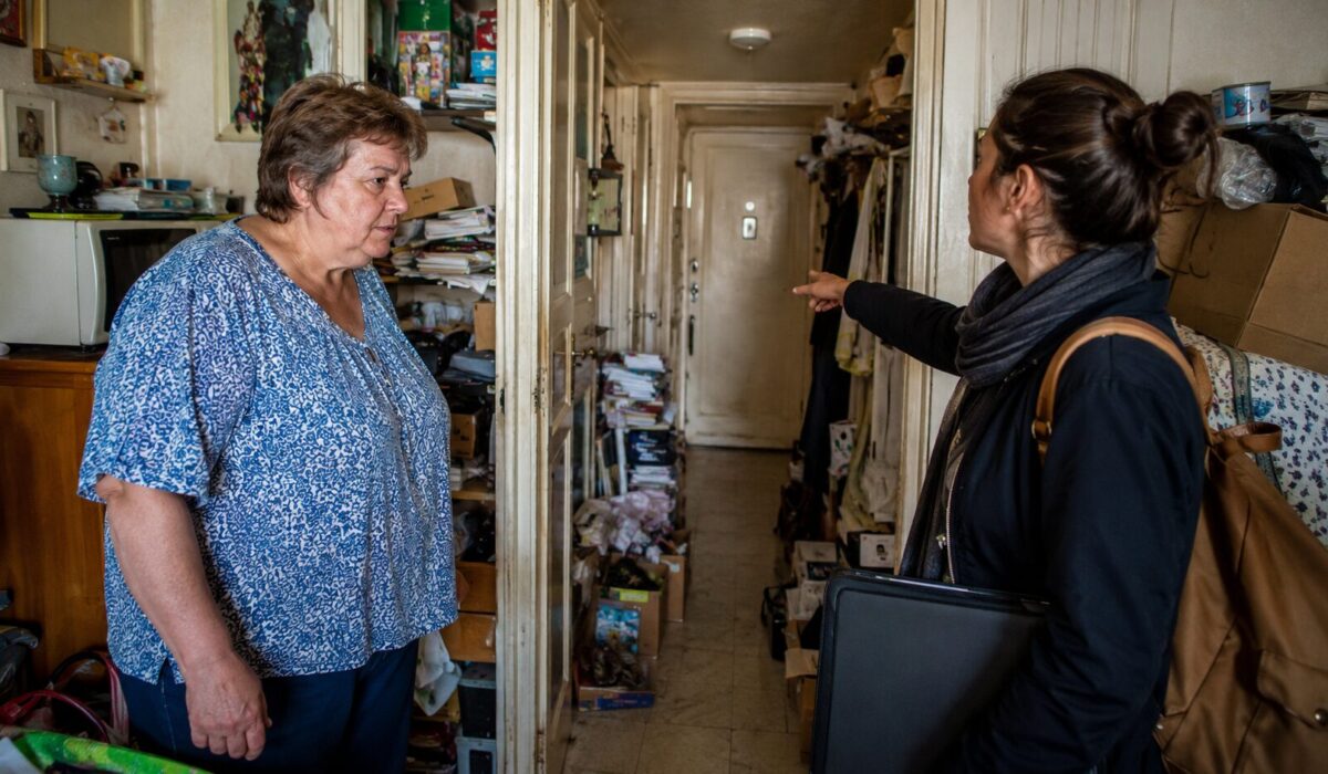 Intervenante accompagnant une femme dans un logement encombré afin d’identifier les risques de sécurité sans jugement.