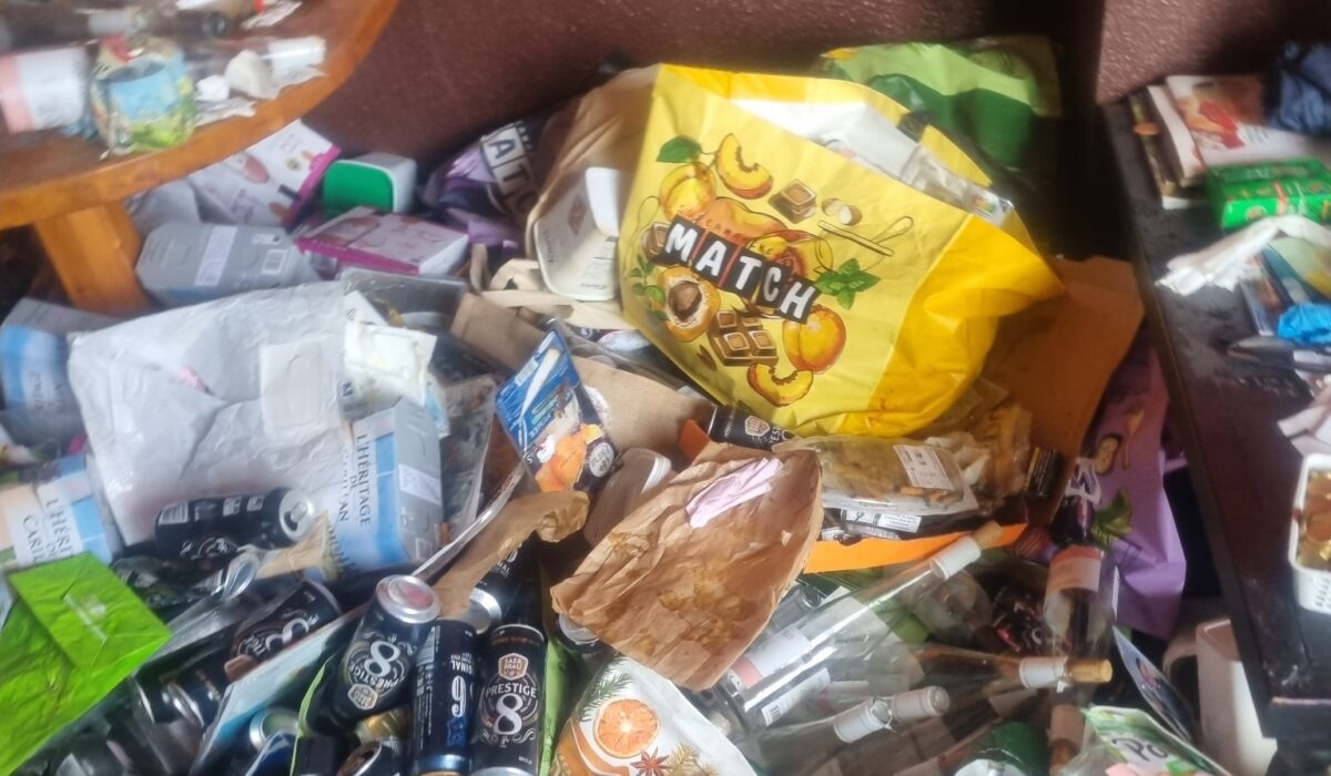 Logement fortement encombré de déchets après un syndrome de Diogène