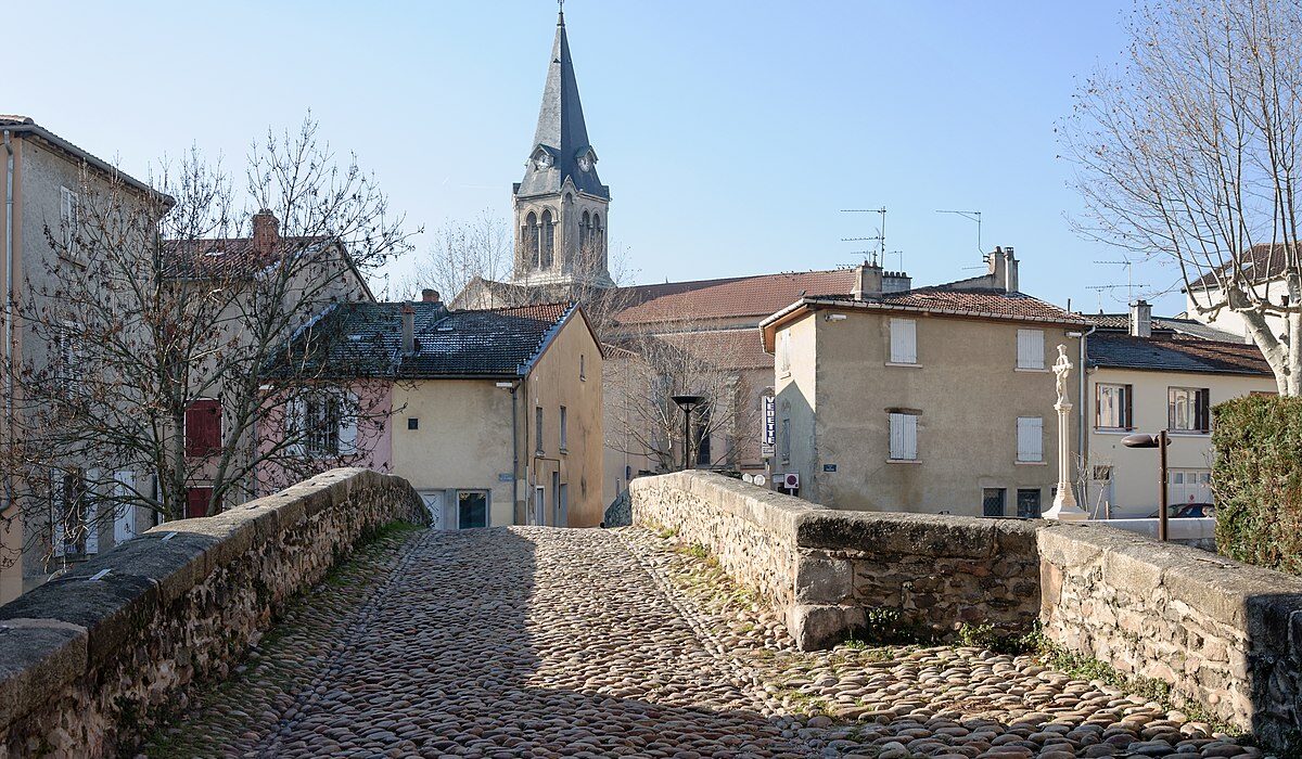 Vue de Brignais depuis le Pont vieux (Rhône, France)