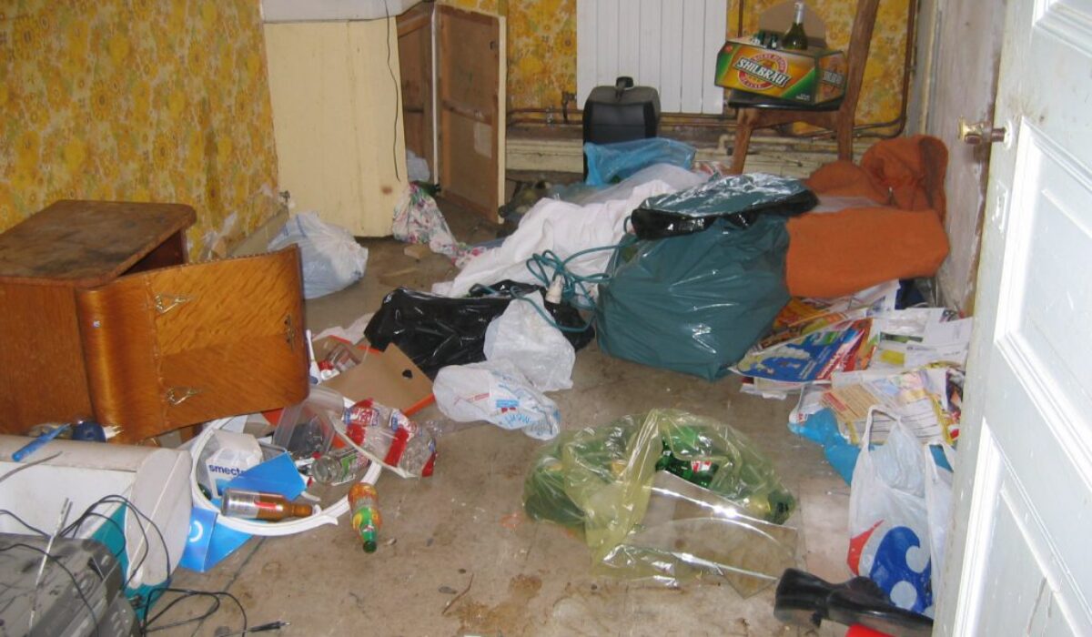 Le nettoyage d'un logement insalubre à Lille