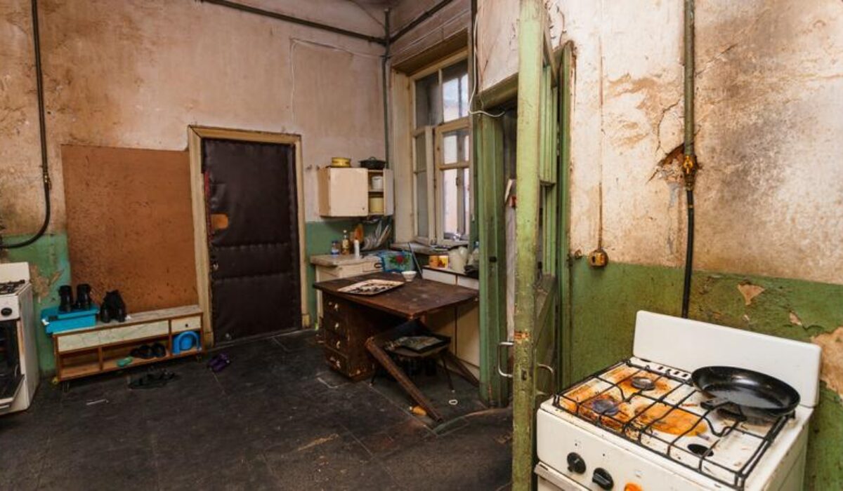 Le nettoyage d'un logement insalubre à Lille.