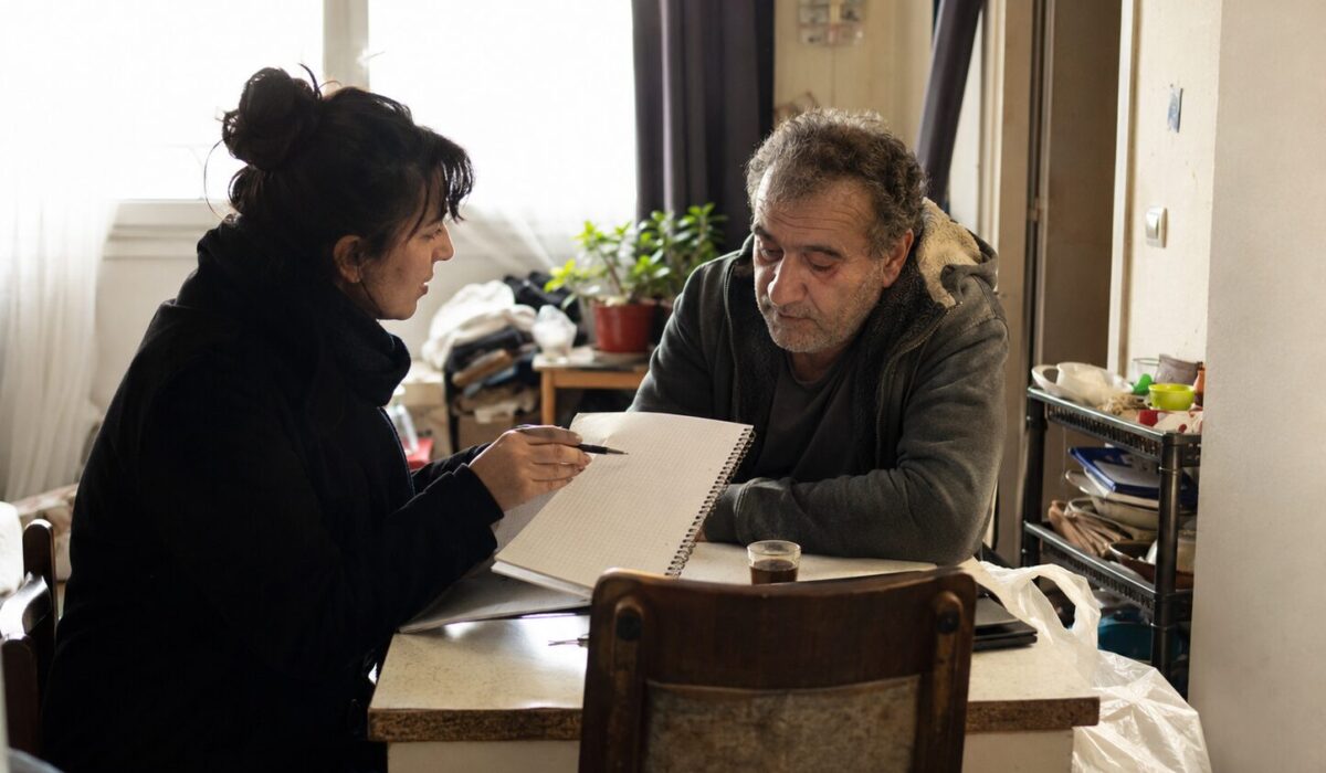 Professionnelle accompagnant un patient en situation d’incurie autour d’objectifs simples dans un logement encombré