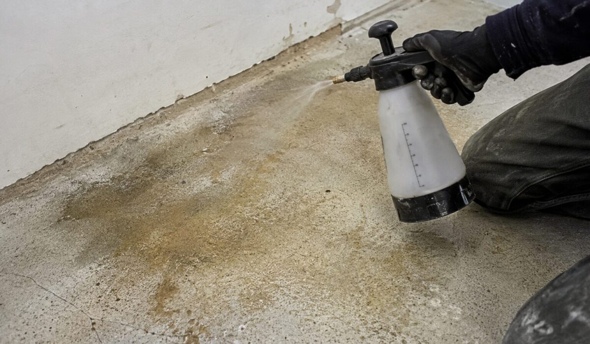 Traitement d’une odeur d’urine infiltrée dans une chape béton avec pulvérisation d’un produit nettoyant sur sol poreux