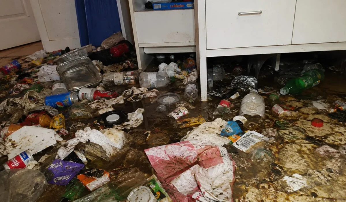 Comment traiter un logement où les poubelles ont débordé et coulé sous les meubles ?