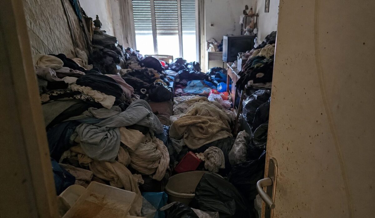 Pièce encombrée d’un logement Diogène avec accumulation massive de textiles et risque d’infestation de punaises de lit