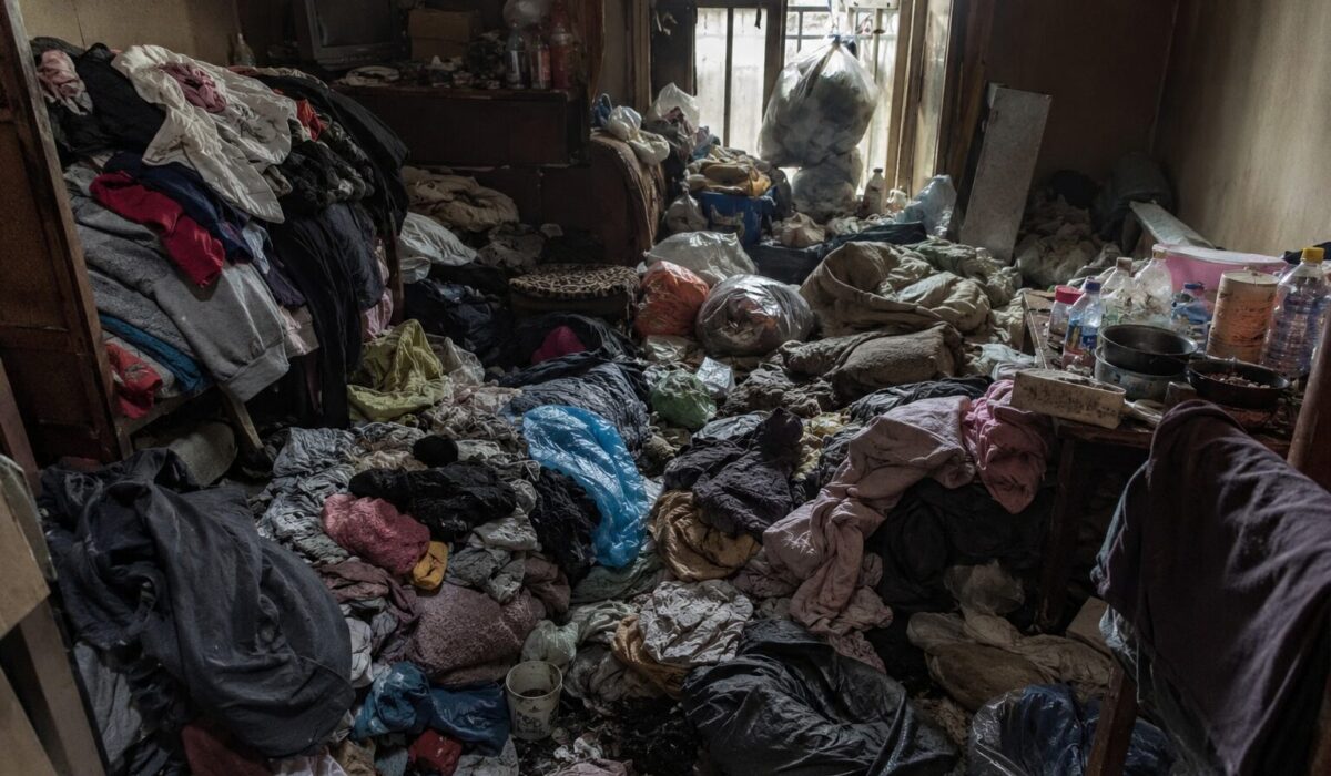 Logement Diogène encombré avec accumulation de textiles humides, linge moisi et risque de champignons nécessitant un nettoyage spécialisé